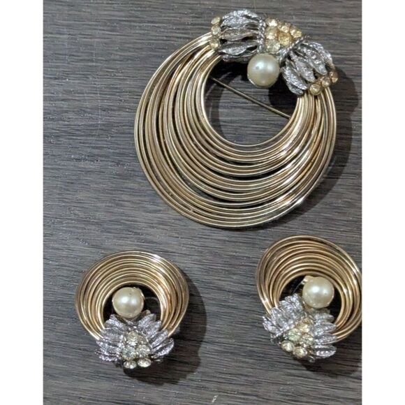 Vintage Gold-Tone Brooch & Clip-On Earrings Set With Faux Pearls & Rhinestones - Picture 5 of 8